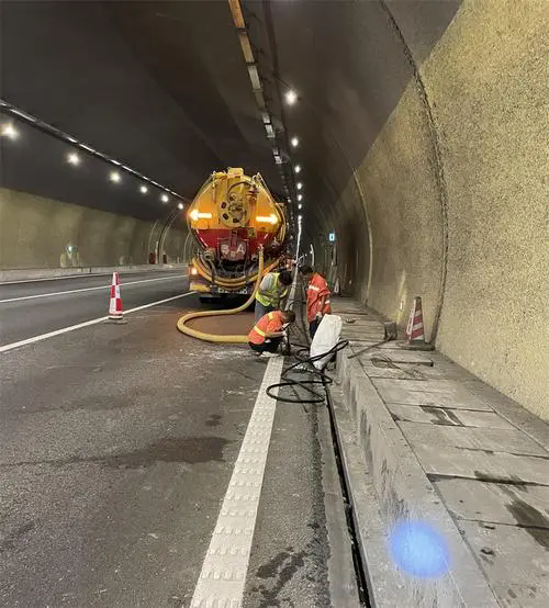 莲都隧道排水渠清淤